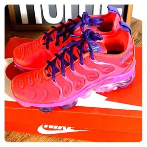 vapormax plus bright crimson pink blast shirt